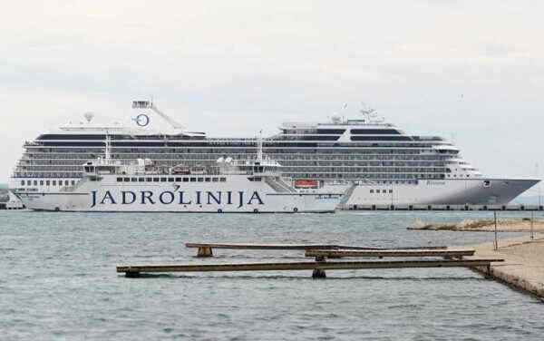 Zadar, 240815. U luku Gazenica danas je pristao 260 metara dug kruzer Riviera. Na fotografiji: kruzer Riviera i u prvom planu trajekt Jadrolinije, Juraj Dalmatinac. Foto: Jure Miskovic / CROPIX