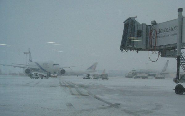 domodedovo-airport-moscow-snow-january-2010-1